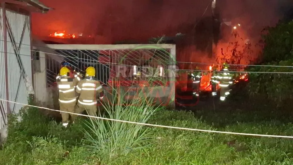 Incêndio deixa casa completamente destróida e levanta suspeita de ter sido criminoso