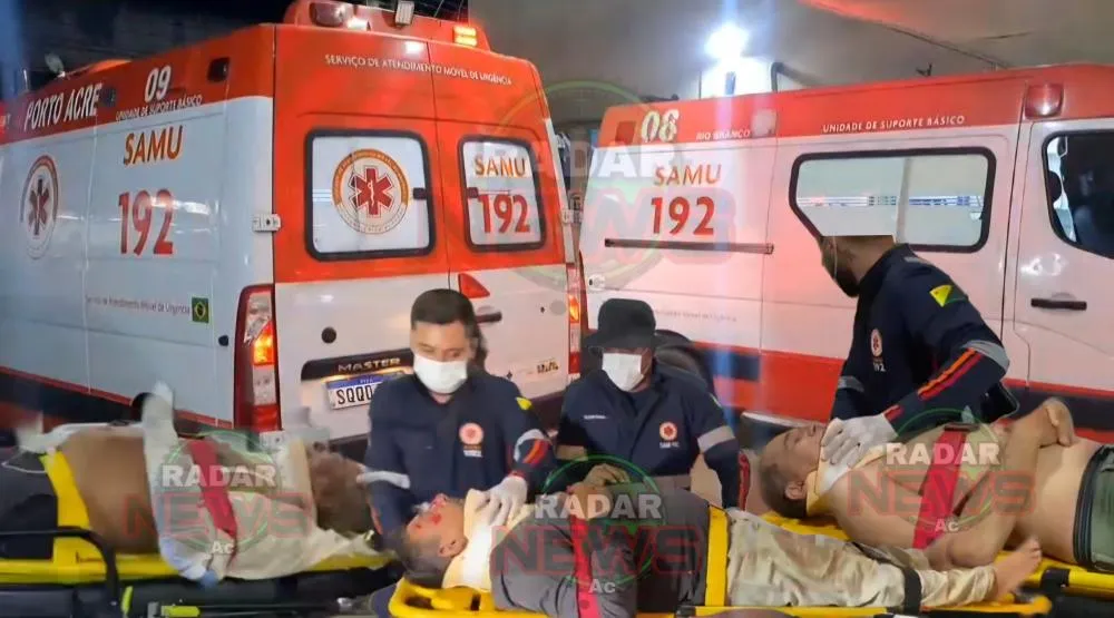 “Colisão frontal entre motos deixa ambos pilotos feridos; equipe do SAMU presta socorro a outra vítima em acidente de moto a caminho do pronto-socorro