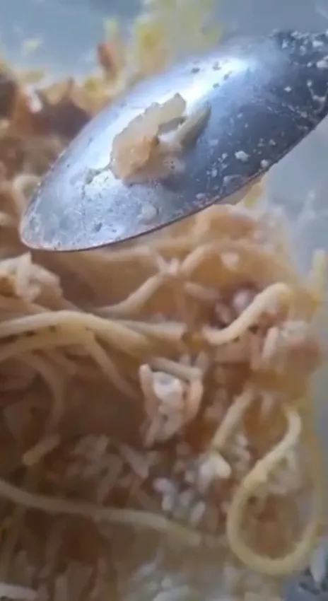 Alunos gravam larvas em merenda escolar em escola de Rio Branco