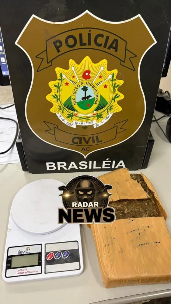 Homem tenta se esconder da Polícia Civil, mas acaba preso com mais de 1 kg de maconha em Brasiléia