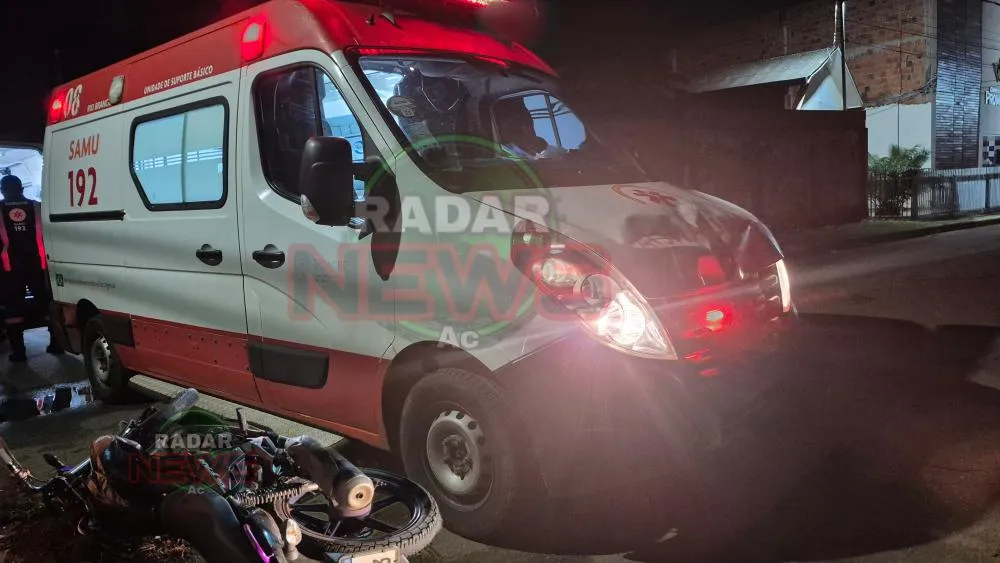 Ambulância do SAMU se envolver em acidente de trânsito após motociclista não respeita sinais luminoso em Rio Branco
