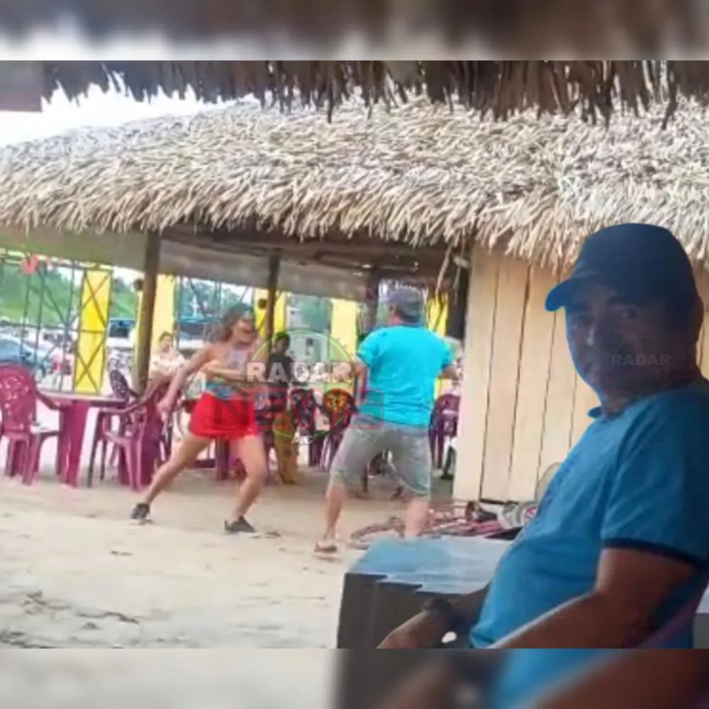 Mulher em fúria desfere várias facadas em idoso, que cai desfalecido em praia do interior do Acre