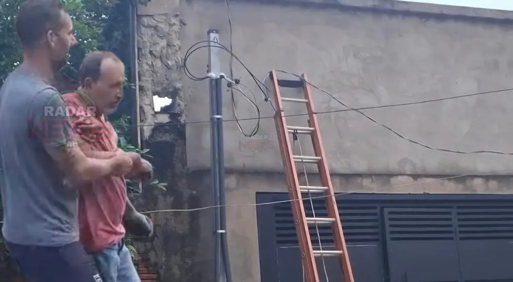 Vídeo: Idoso sofre descarga elétrica e cai de cinco metros em Rio Branco