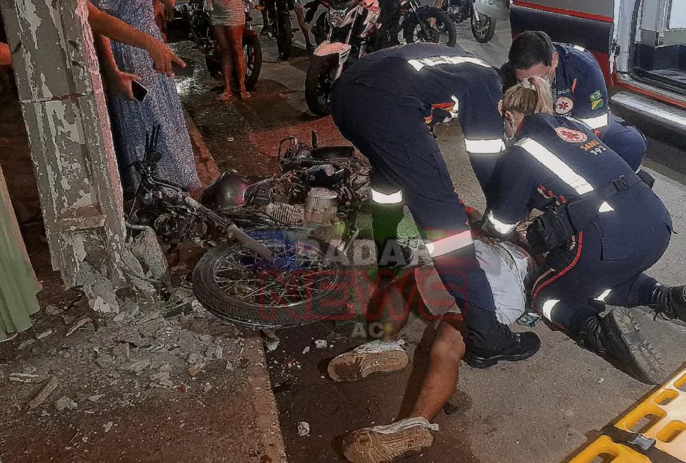 Jovem perde controle de motocicleta e colide contra poste de energia elétrica, ficando gravemente ferido em Rio Branco.