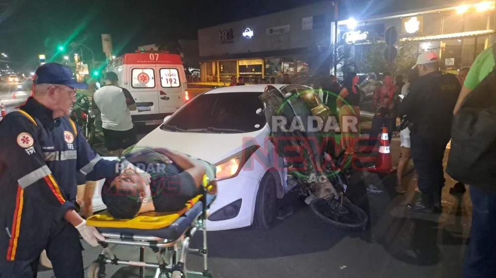 Motociclista fica ferido após carro invadir via movimentada e desrespeitar sinal de parada obrigatória em Rio Branco