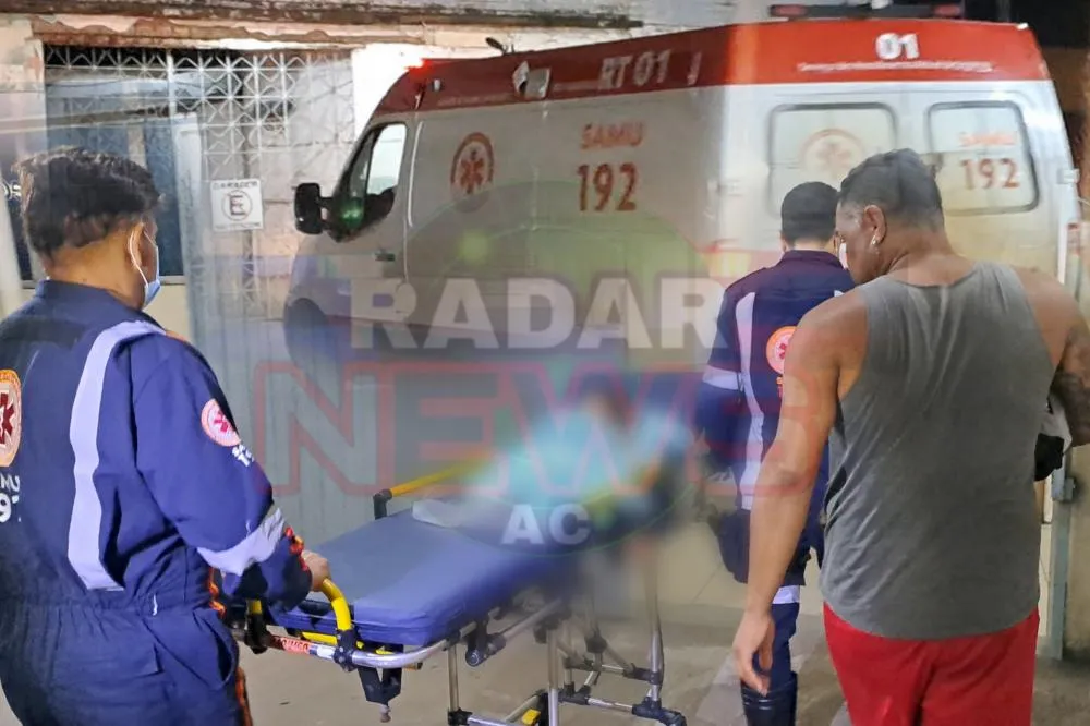 Criança de 1 ano tem 35% do corpo queimado por óleo quente e é levada ao pronto-socorro de Rio Branco em estado grave.