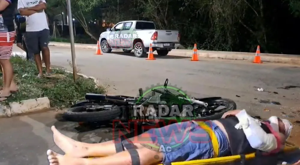 Motociclista sem CNH tenta ultrapassagem em alta velocidade e colide contra caminhonete em Rio Branco
