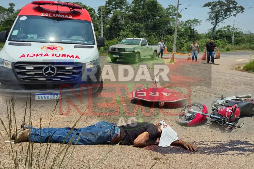 Ultrapassagem perigosa deixa jovem em óbito após colidir contra caminhão e placa de sinalização na BR-364 em Rio Branco.