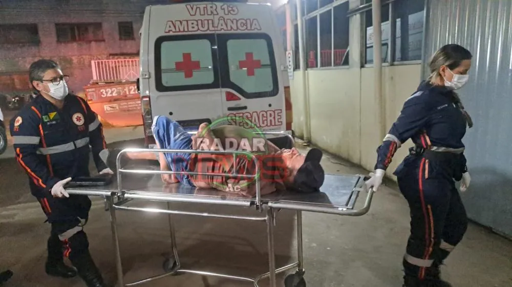 Motociclista em alta velocidade colide contra deficiente físico em motocicleta adaptada e o deixa ferido em Rio Branco