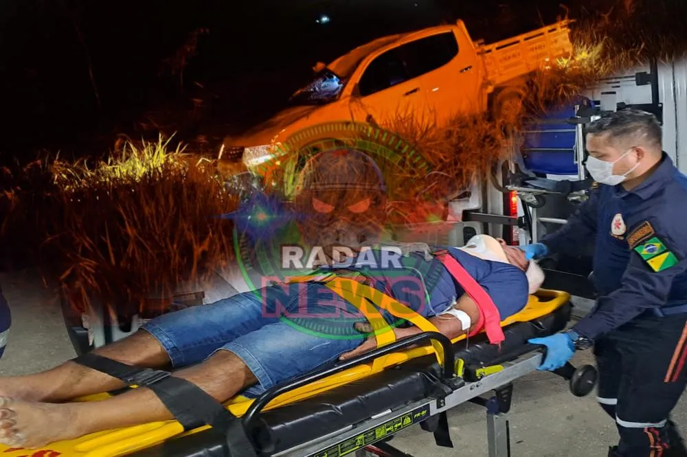 Acidente Grave na Estrada de Porto Acre: Pai e Filho Sofrem Capotamento de Caminhonete.