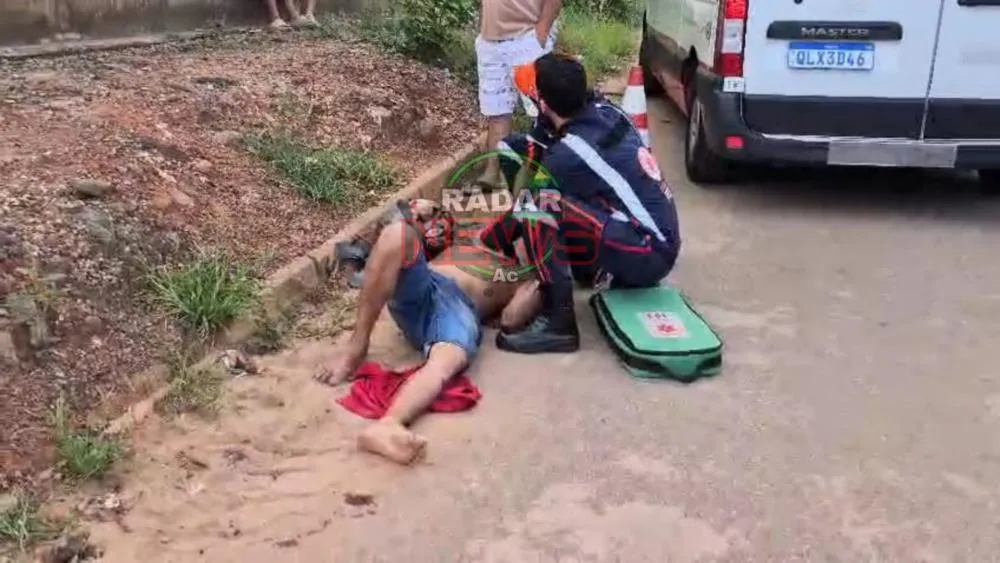 Motociclista sofre laceração na perna com perda de tecido após colisão no Mocinha Magalhães