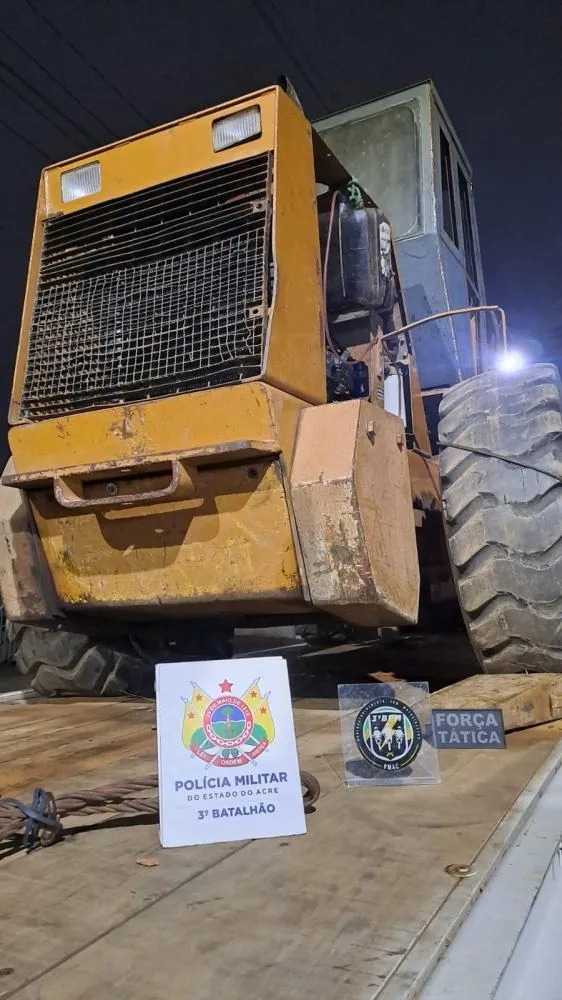 PM recupera escavadeira no bairro Alto Alegre