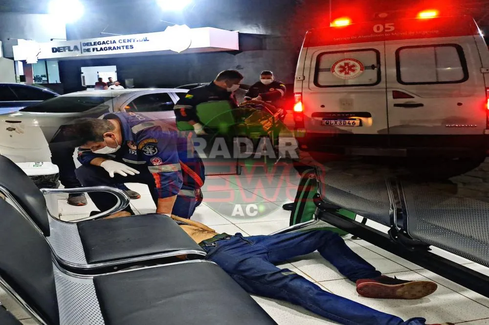 Homem é espancado após ter moto tomada em assalto e pede socorro na DEFLA.