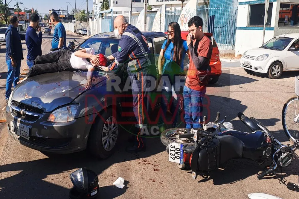 “Mulher é arremessada contra o para-brisa de veículo com forte impacto de colisão entre carro e moto em Rio Branco.