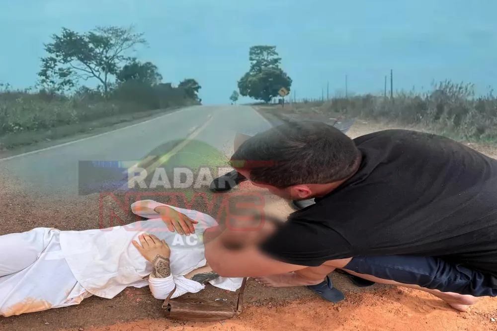 Mulher fica ferida ao cair de moto na BR-317 e é salva por socorrista de folga do SAMU.