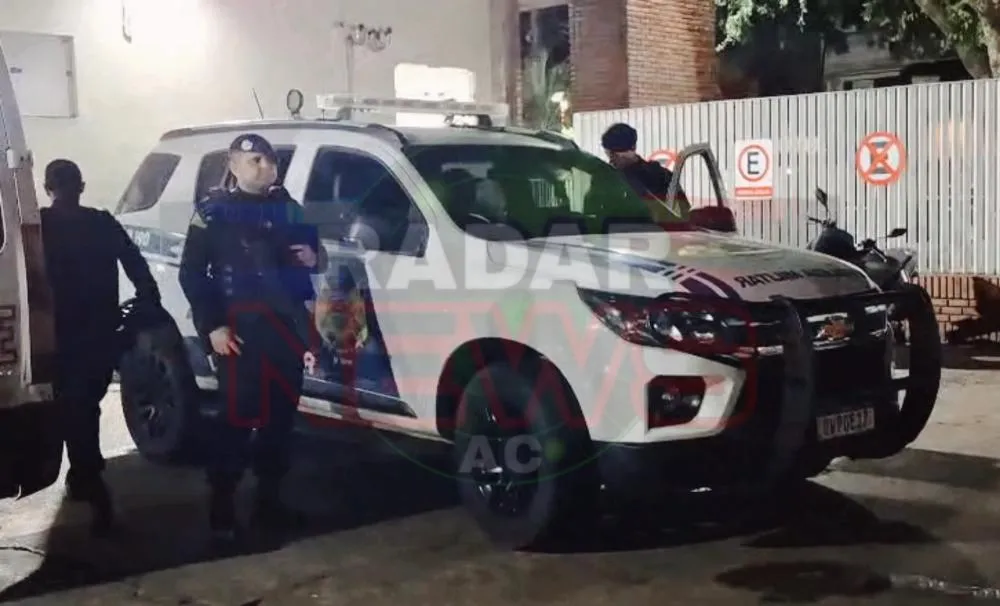 Mulher espanca criança de um ano e seis meses e é salva por populares que chamam a polícia em Rio Branco.