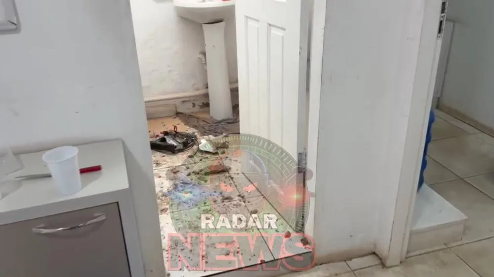 Bandidos arrombam farmácia e tentam abrir caixa eletrônico com maçarico no Segundo Distrito.