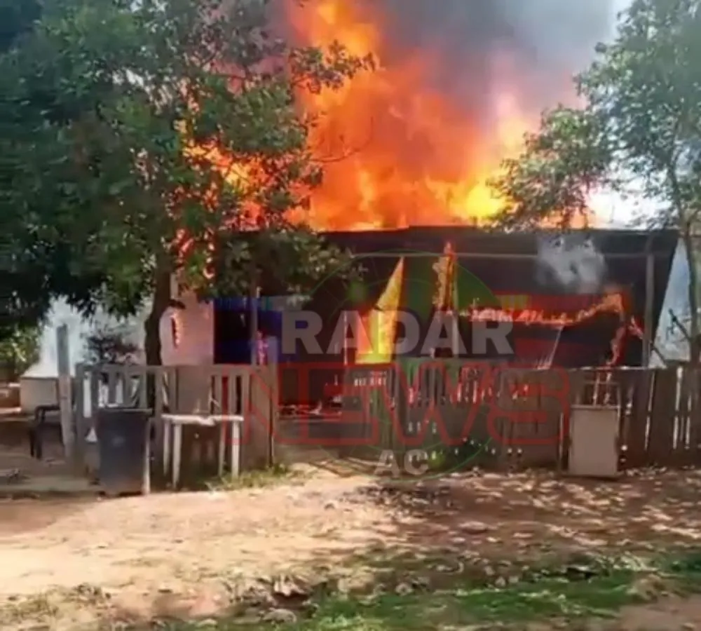 Mulher e seus três filhos perdem casa que foi completamente destruída por incêndio no interior do Acre.