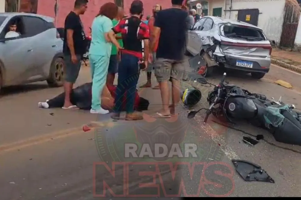 Motociclista fica gravemente ferido após bater em carro estacionado na Avenida Antônio da Rocha Viana