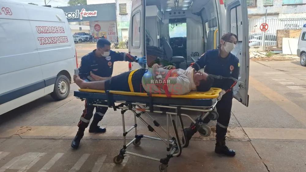 Jovem é arremessado após batida entre moto e carro na Avenida Ceará, em Rio Branco