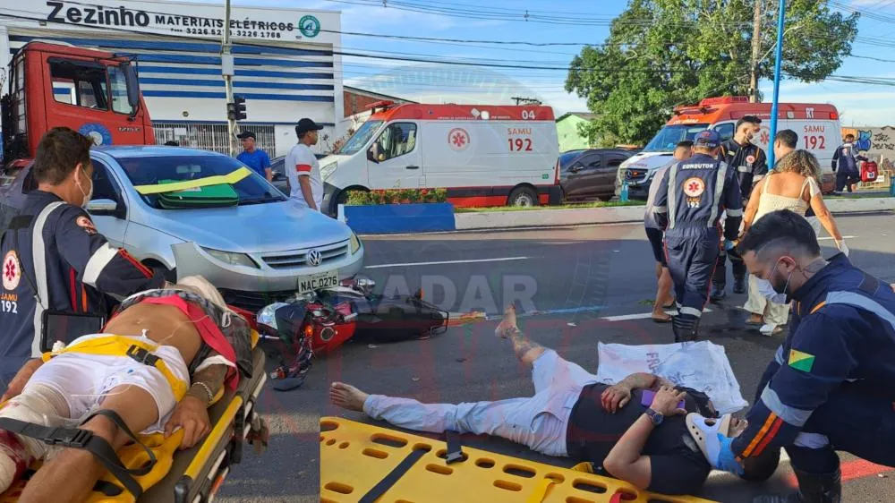 Colisão entre carro e moto deixa dois feridos com fraturas expostas em Rio Branco