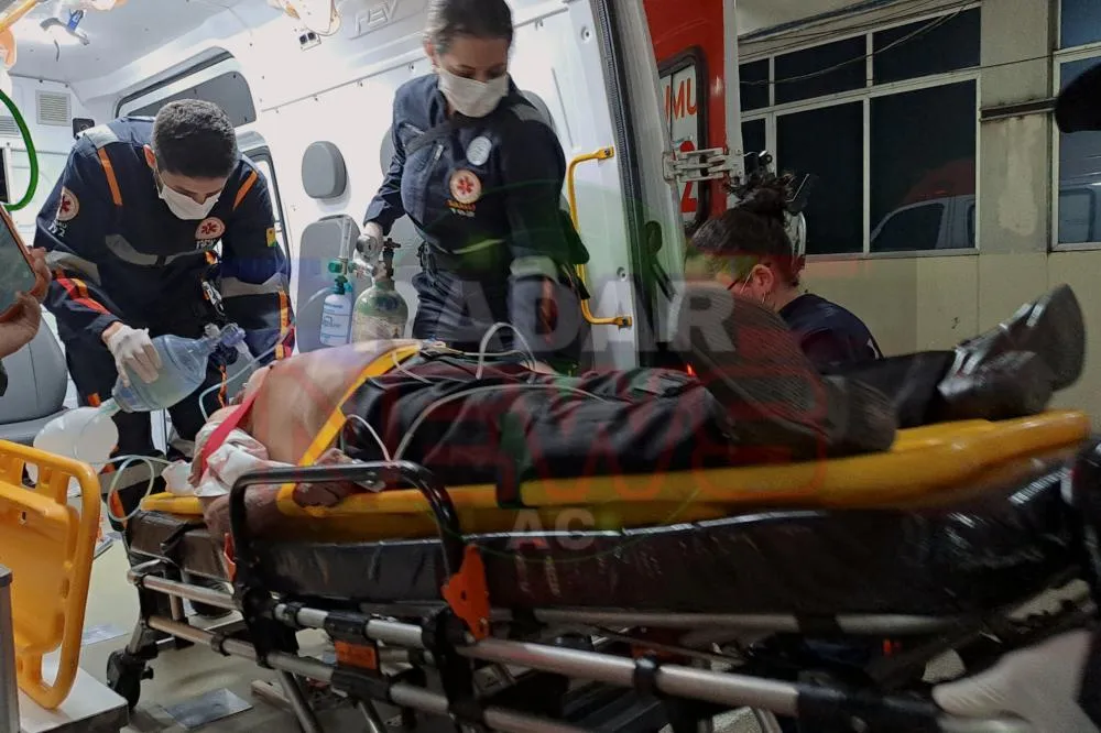 VÍDEO; Motociclista atropela idoso que fica em estado grave após tentar atravessar rua de Rio Branco. 