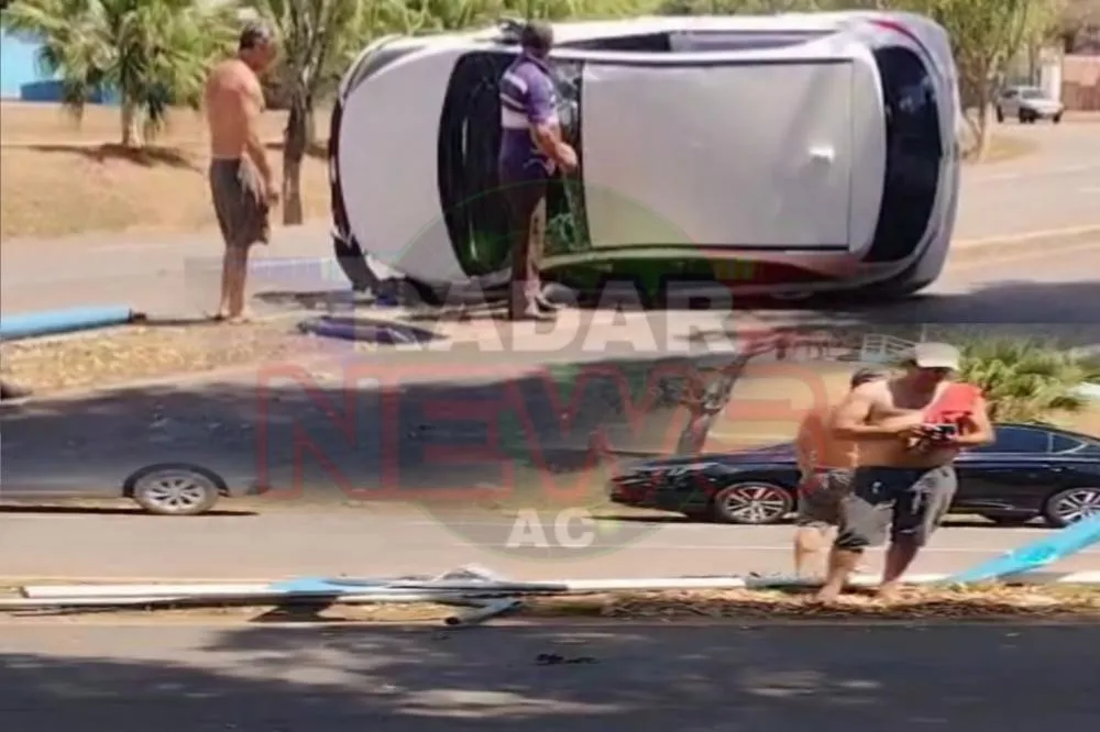 VÍDEO; Veículo em alta velocidade perde controle em curva e colide contra poste de energia elétrica em Rio Branco.